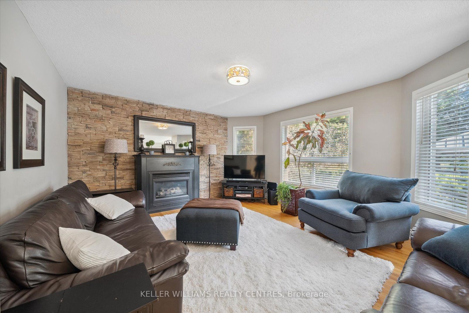 126 Hollybush Dr