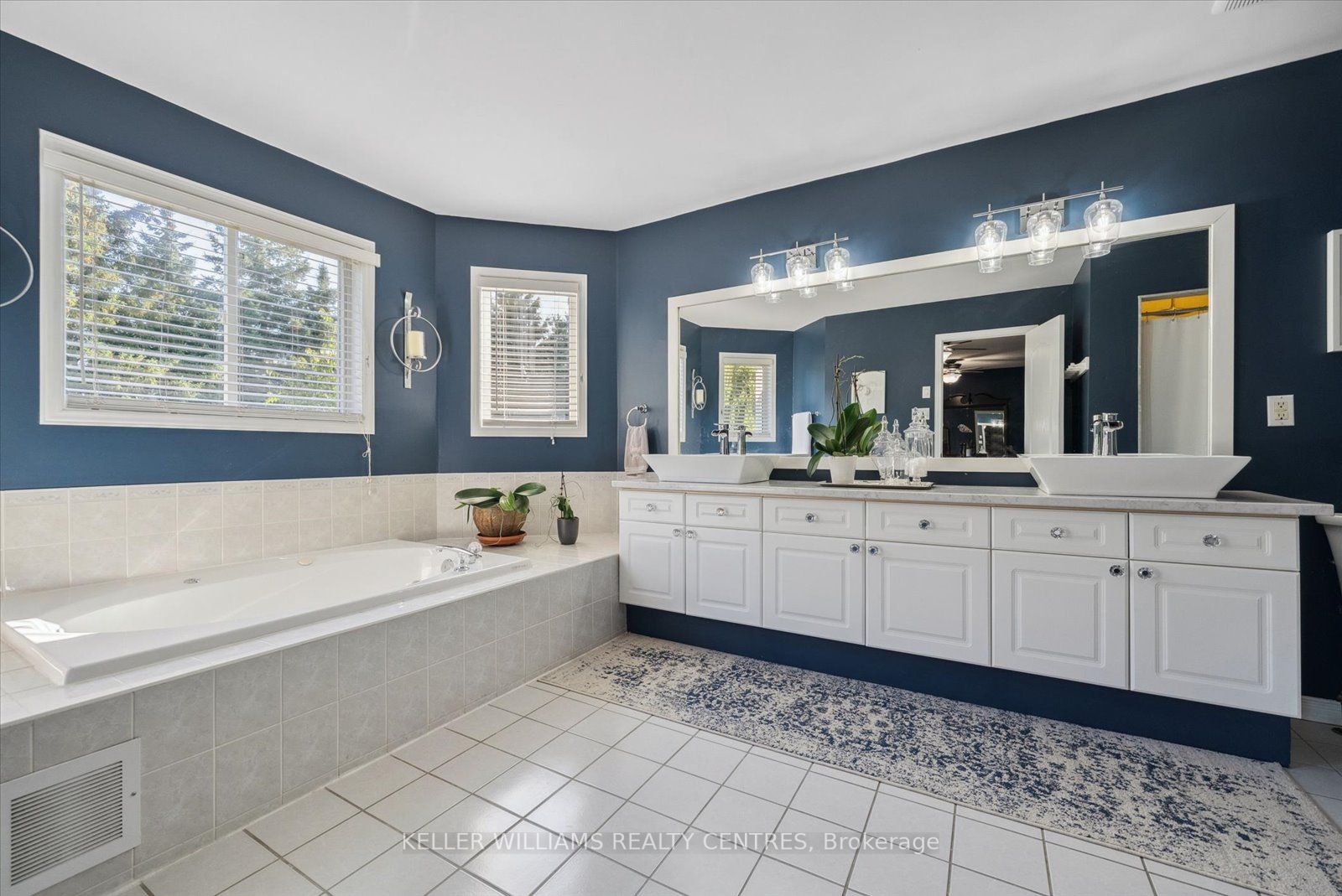 126 Hollybush Dr