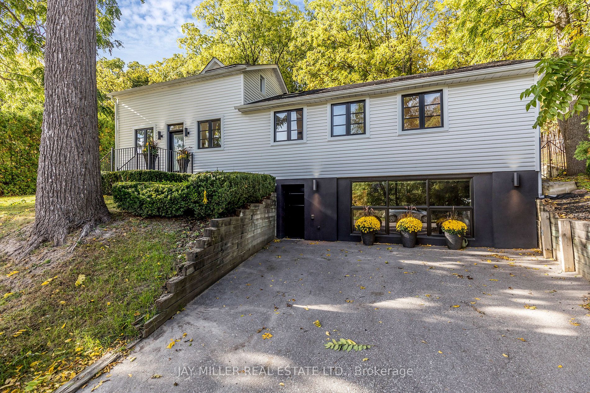 186 Main Street N