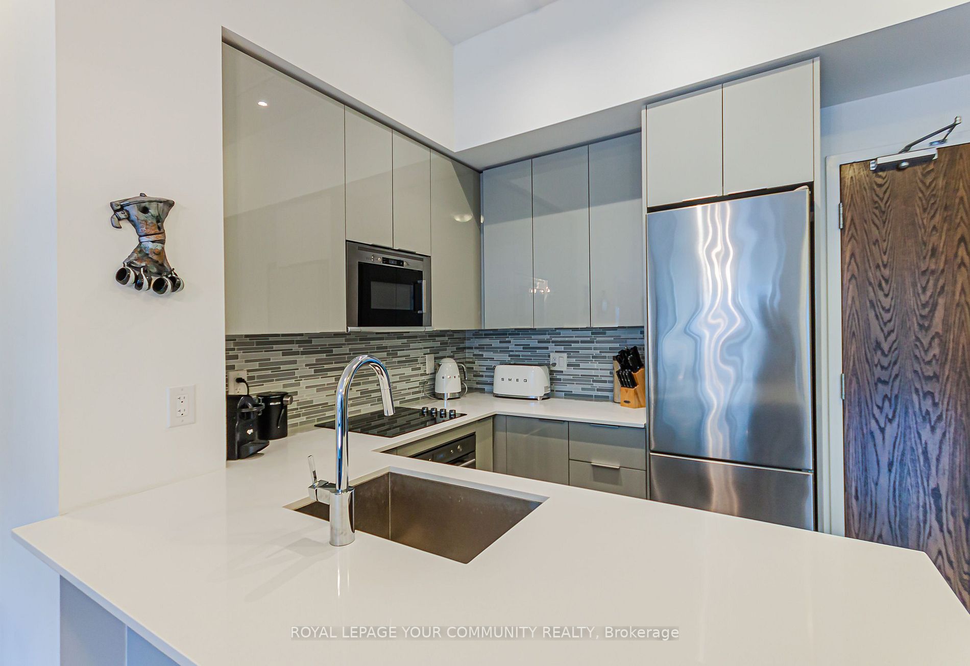 99 Eagle Rock Way N, #825