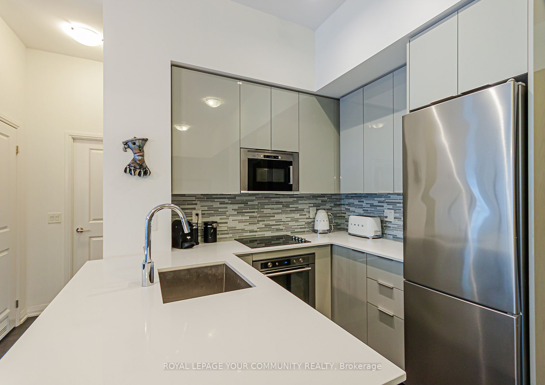 99 Eagle Rock Way N, #825