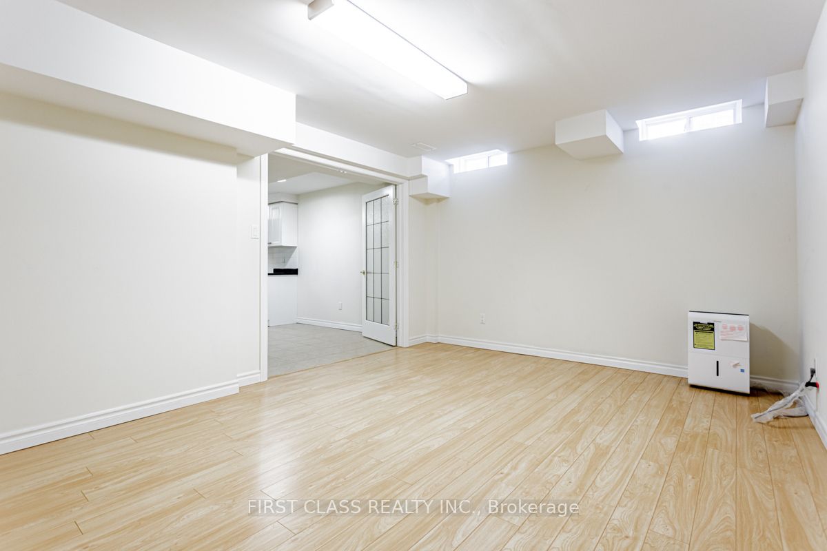 68 Steckley St