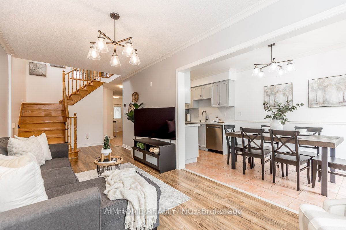 165 Warwick Cres, #Upper