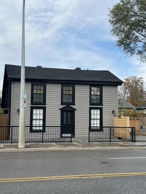 42 Wellington St E