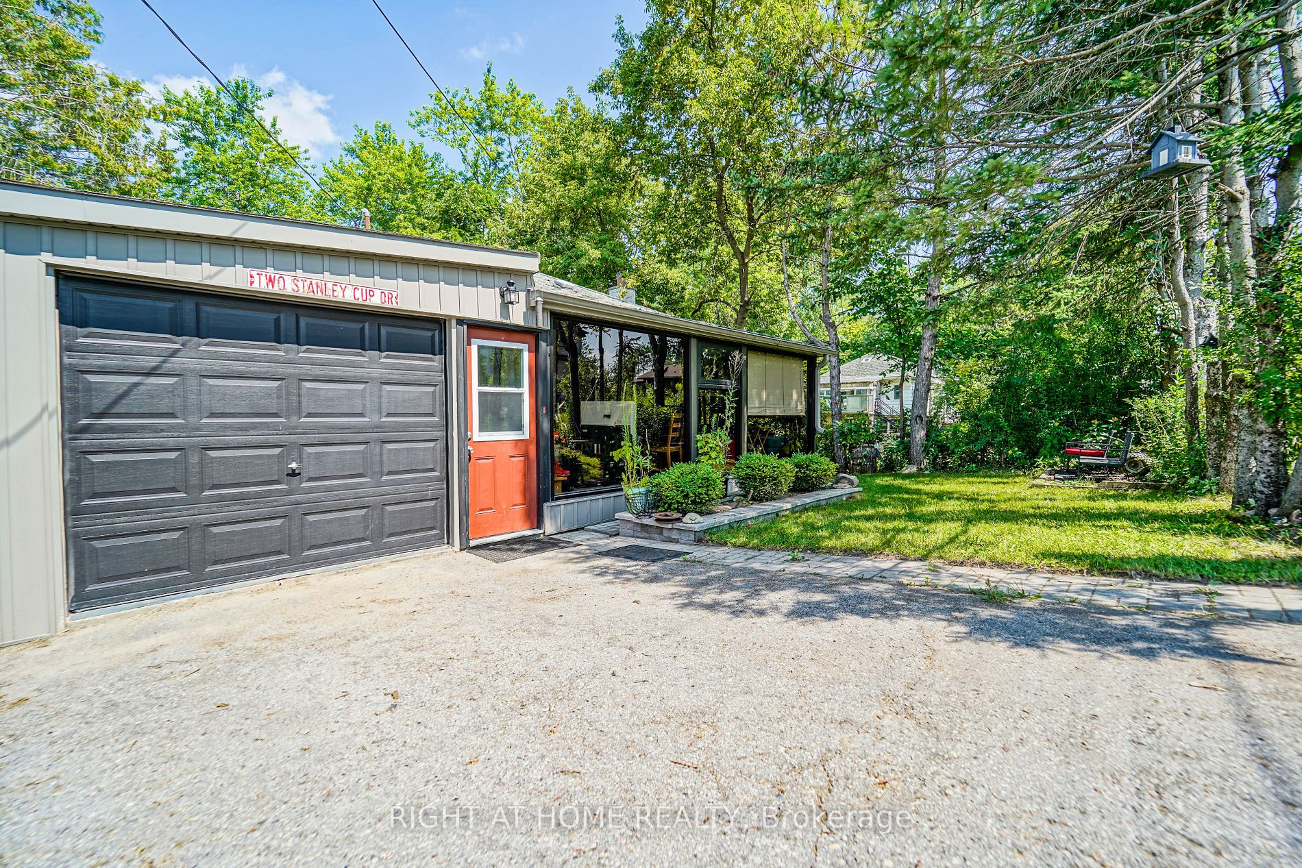 6072 Hillsdale Dr