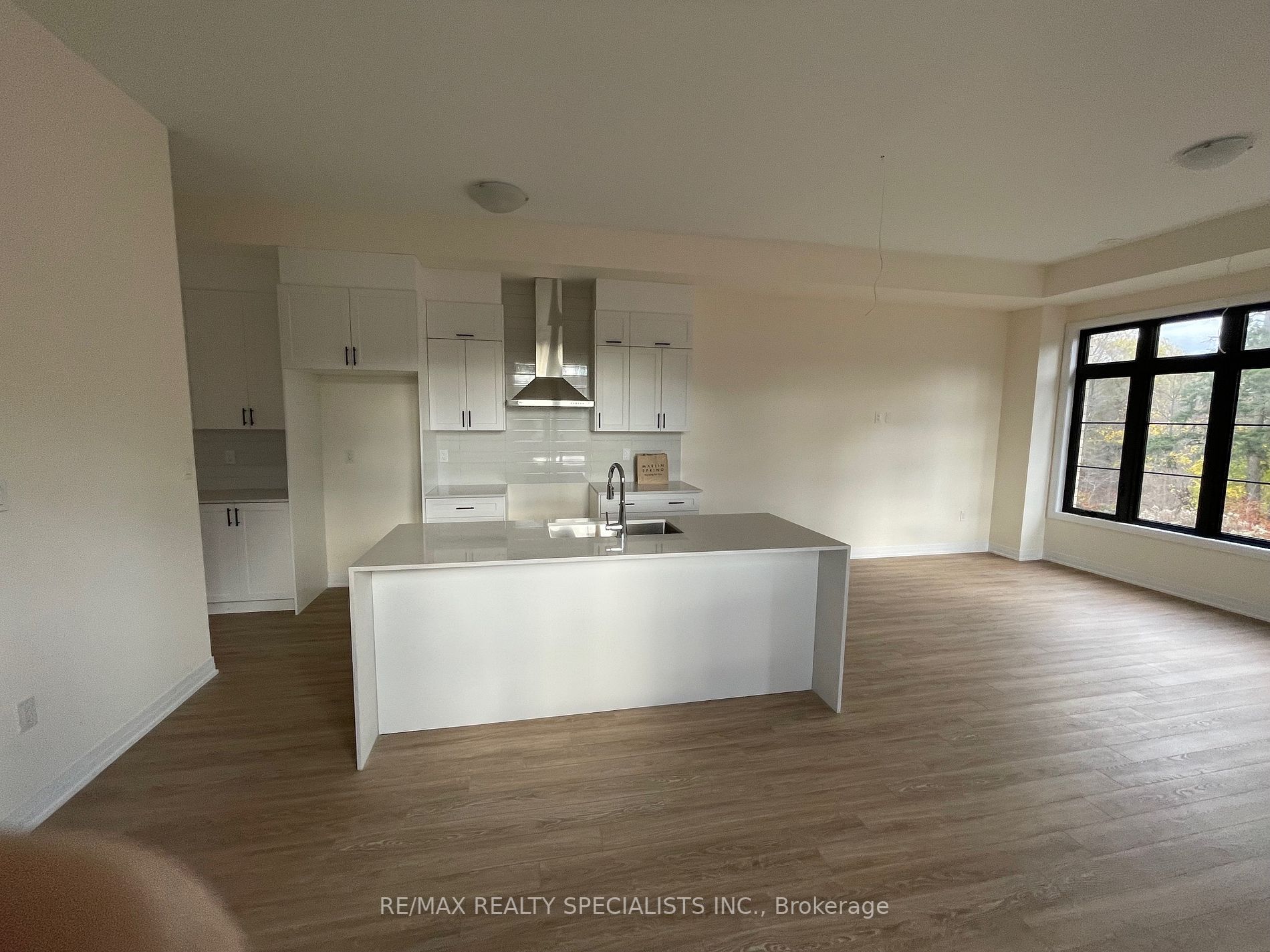 39 De La Roche Dr