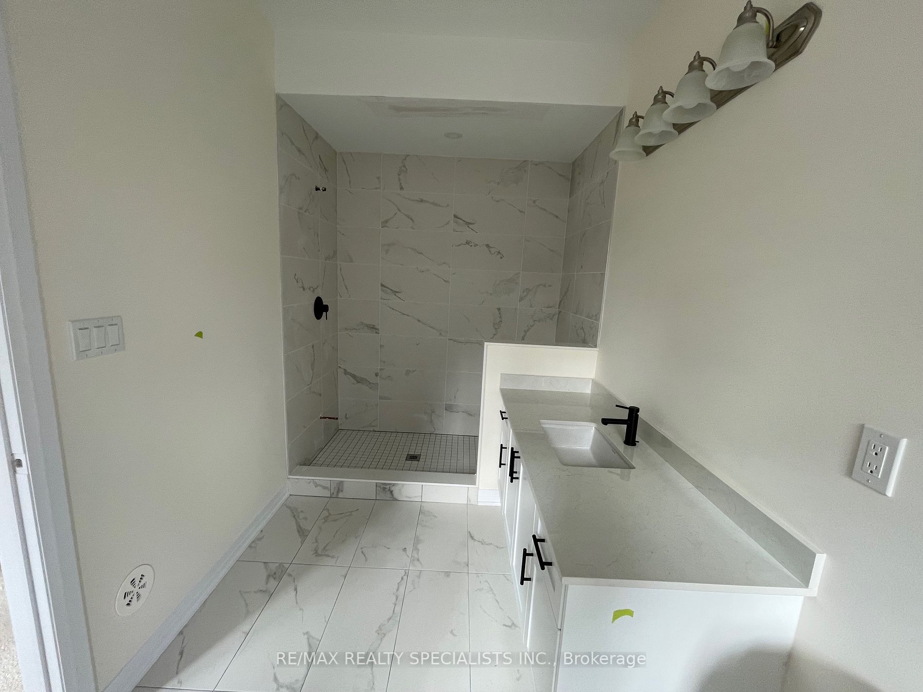 39 De La Roche Dr