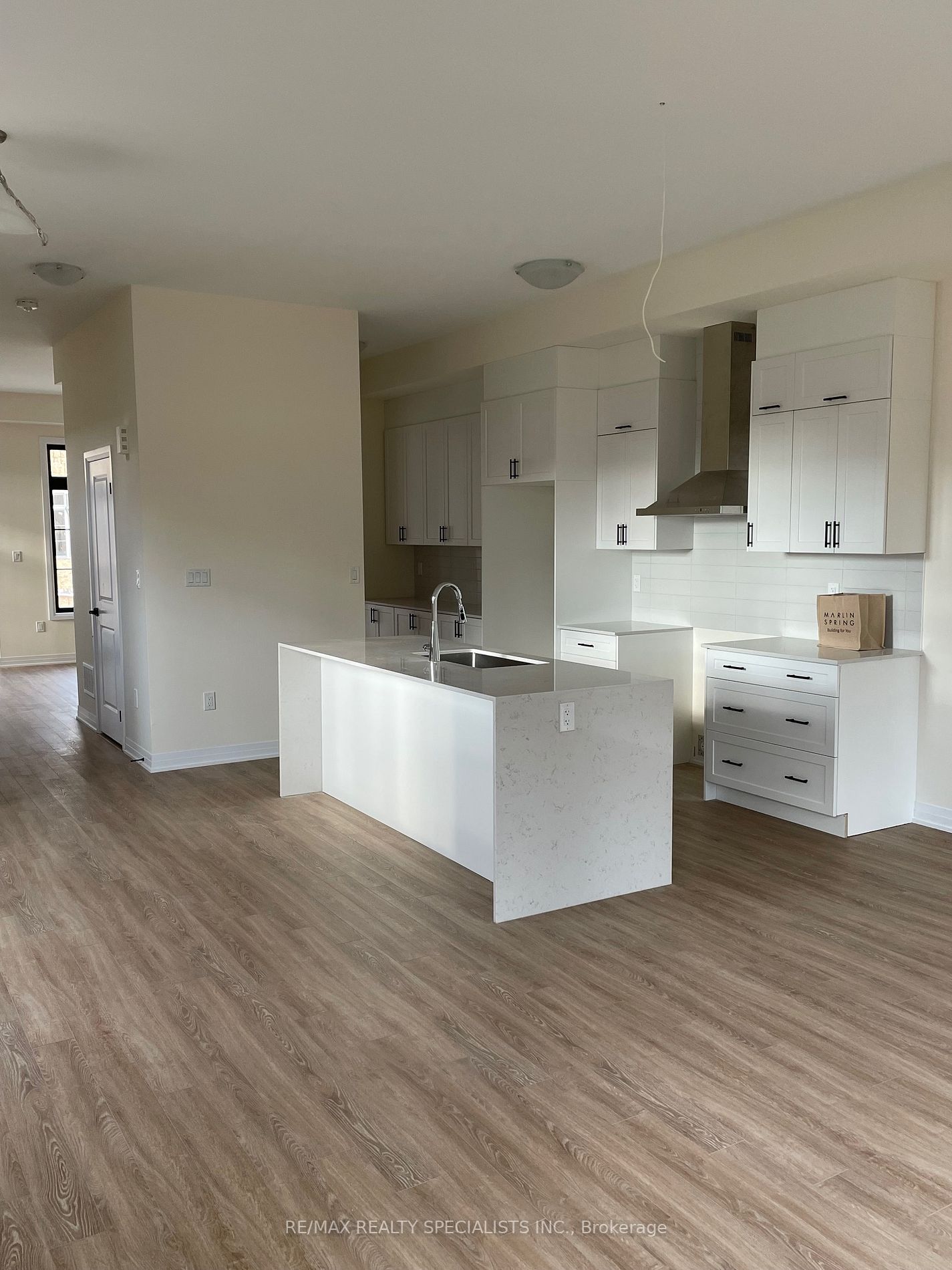 39 De La Roche Dr