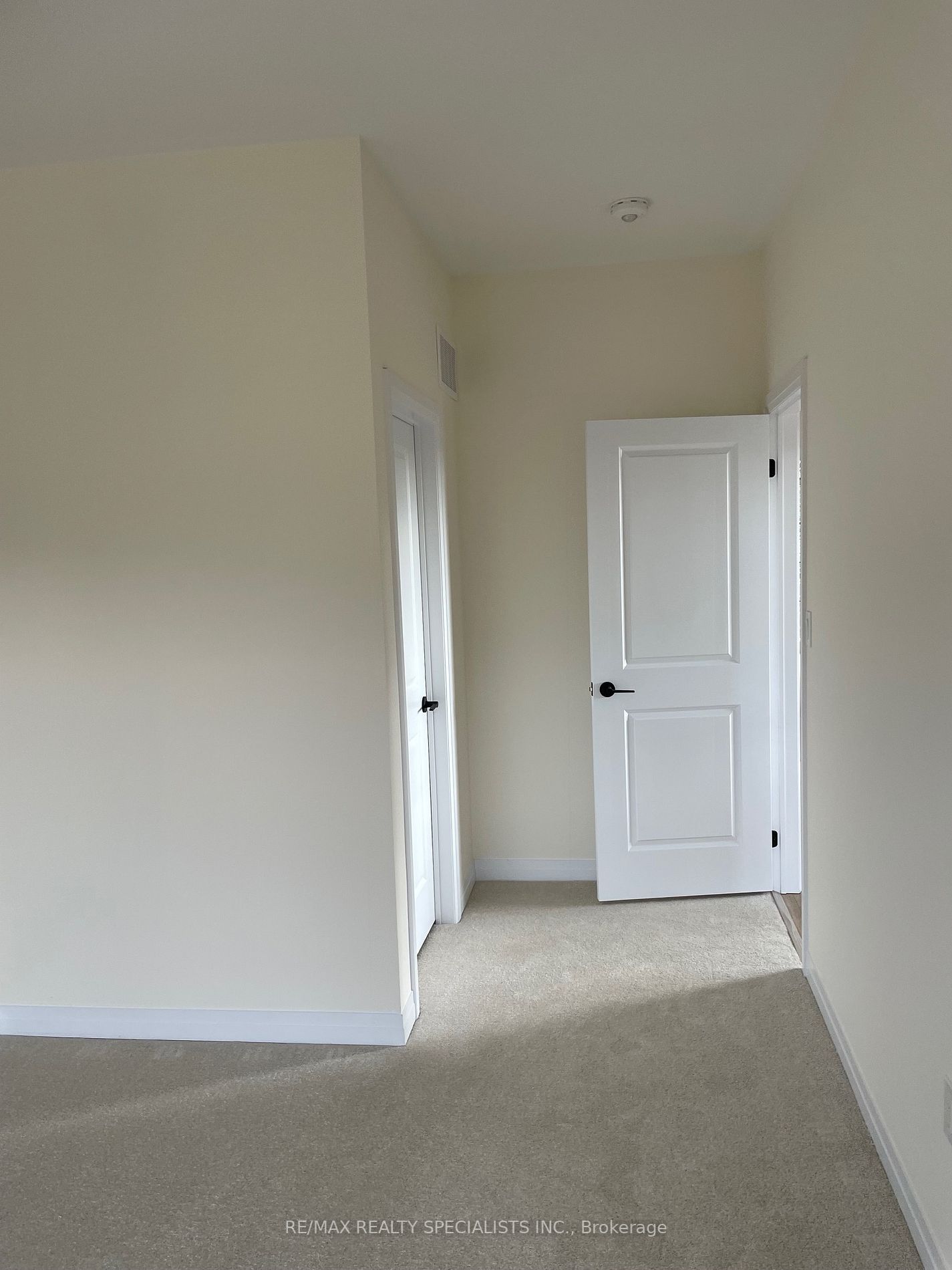 39 De La Roche Dr