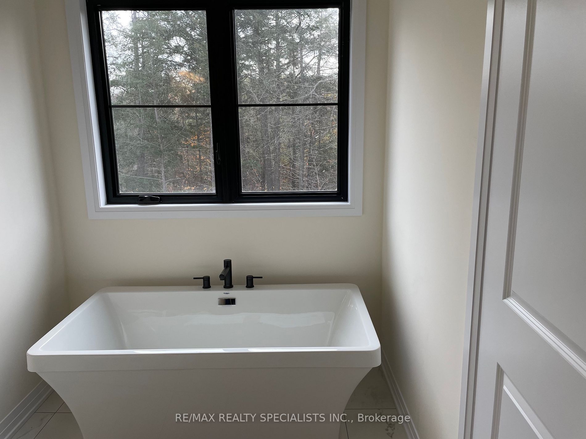 39 De La Roche Dr