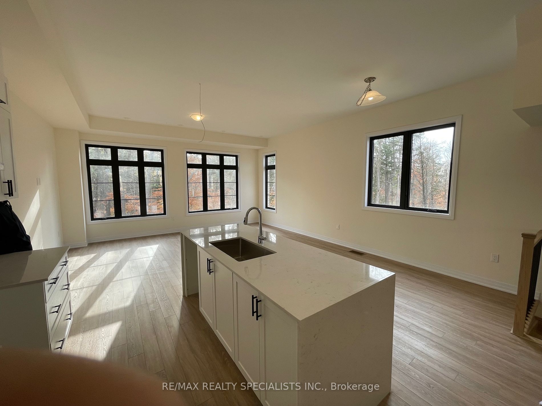 39 De La Roche Dr