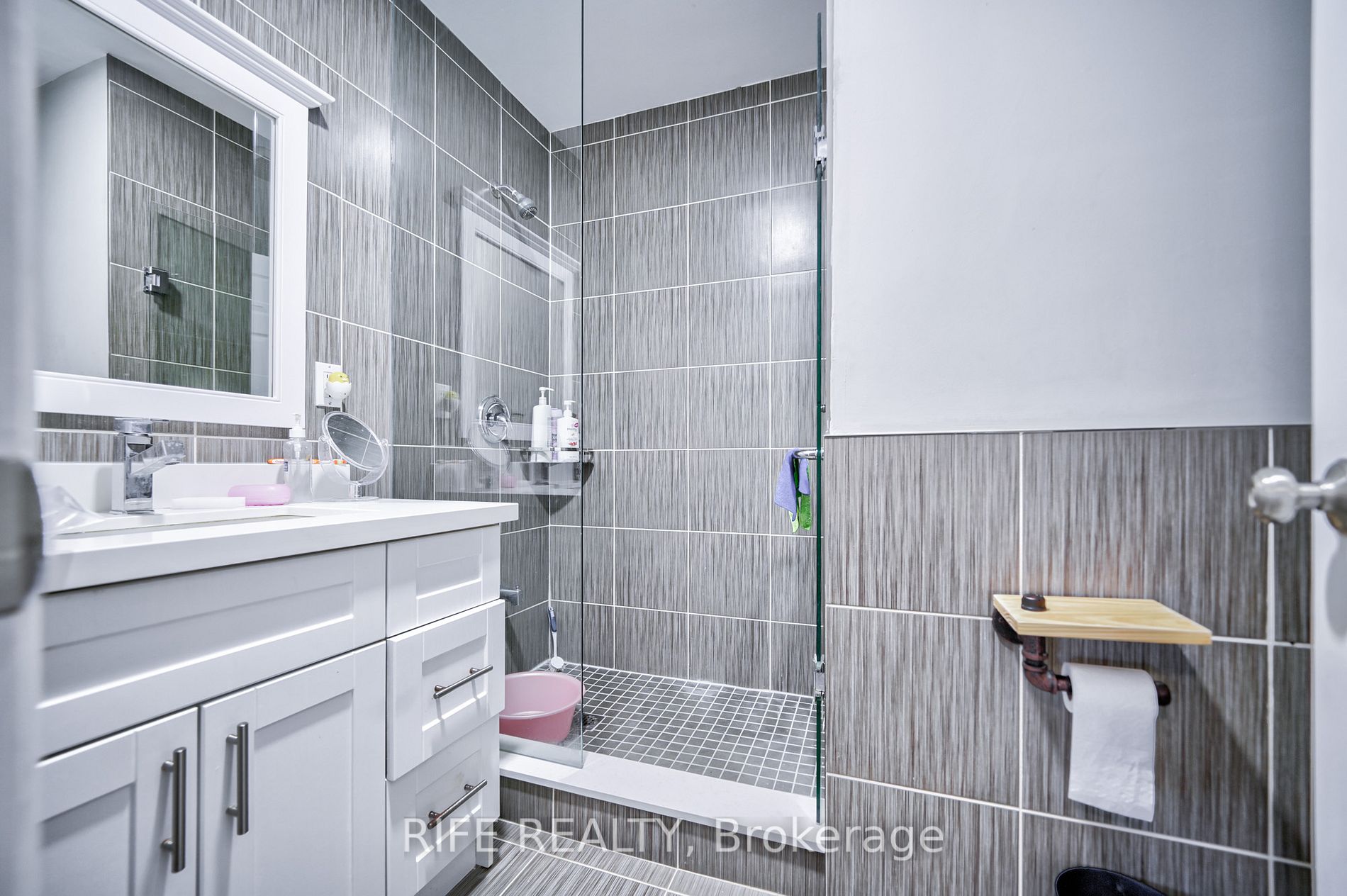 66 Greencroft Cres
