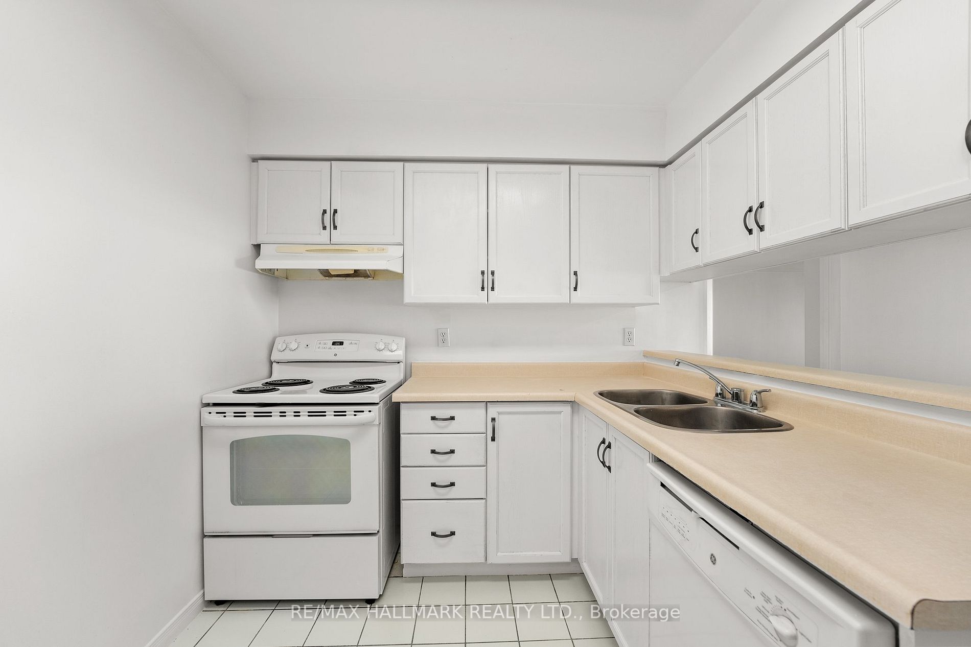 309 Major Mackenzie Dr E, #905