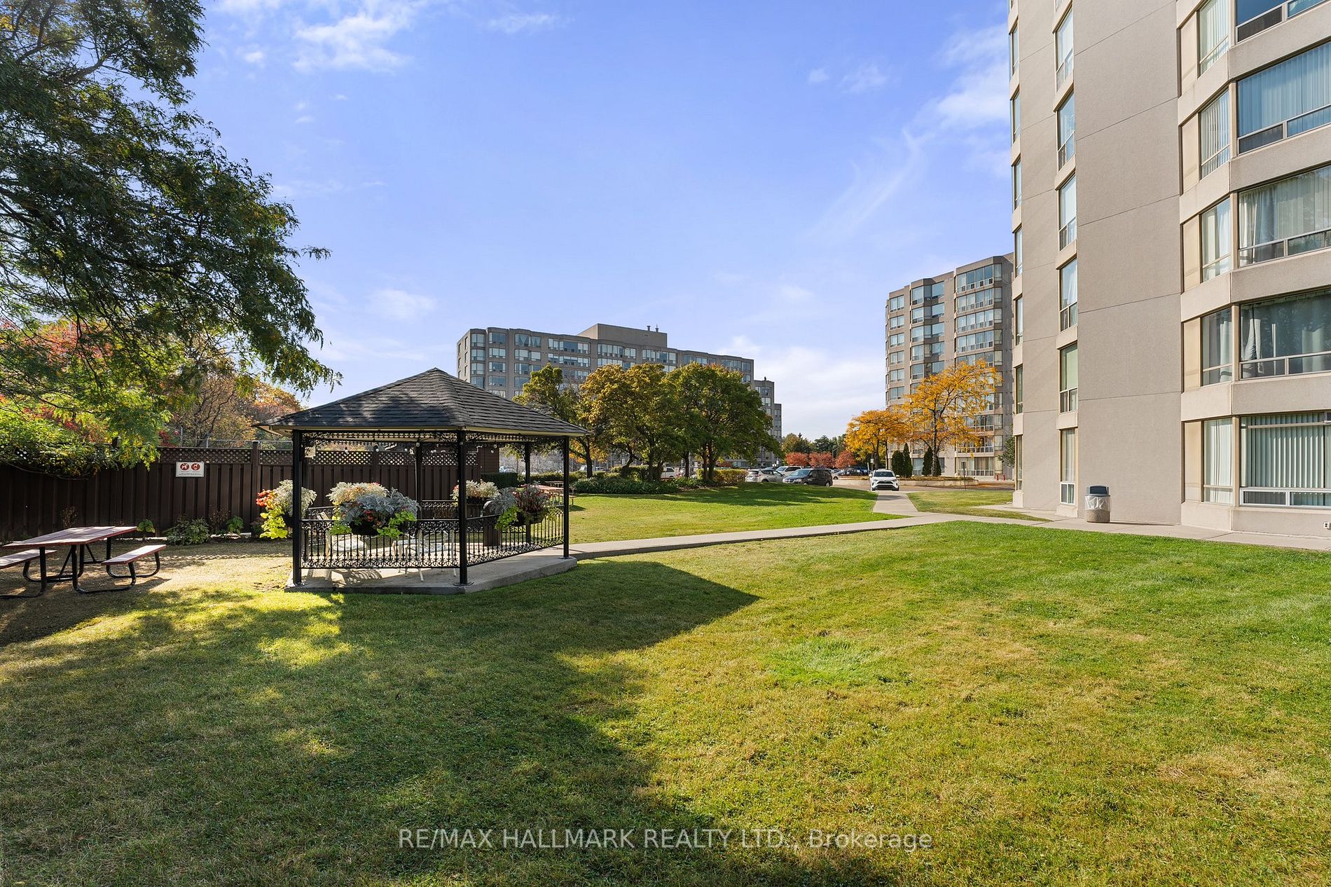 309 Major Mackenzie Dr E, #905