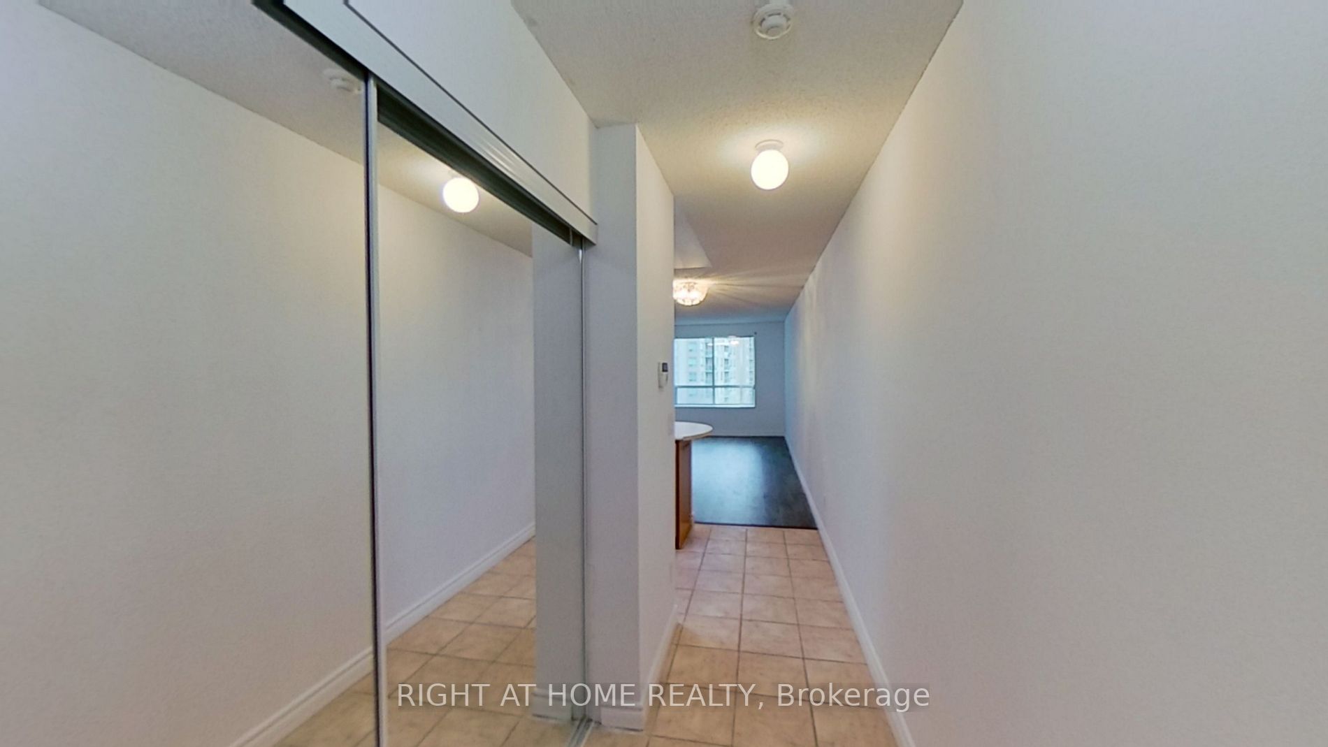 11 Oneida Cres, #401