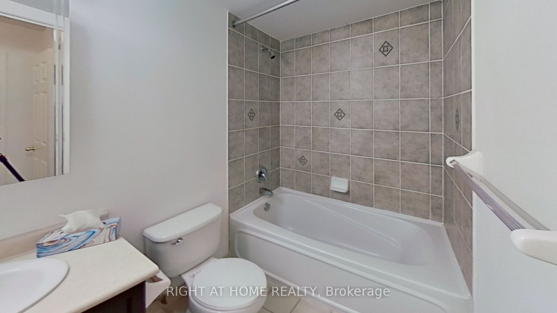 11 Oneida Cres, #401