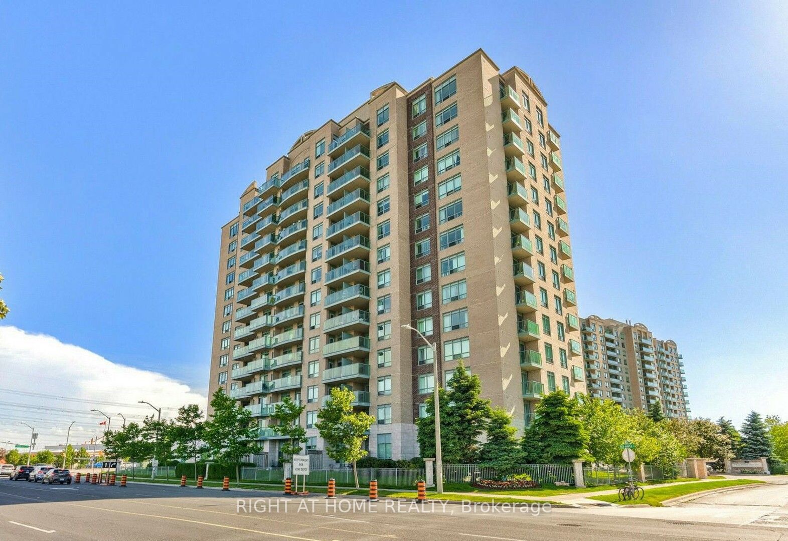 11 Oneida Cres, #401