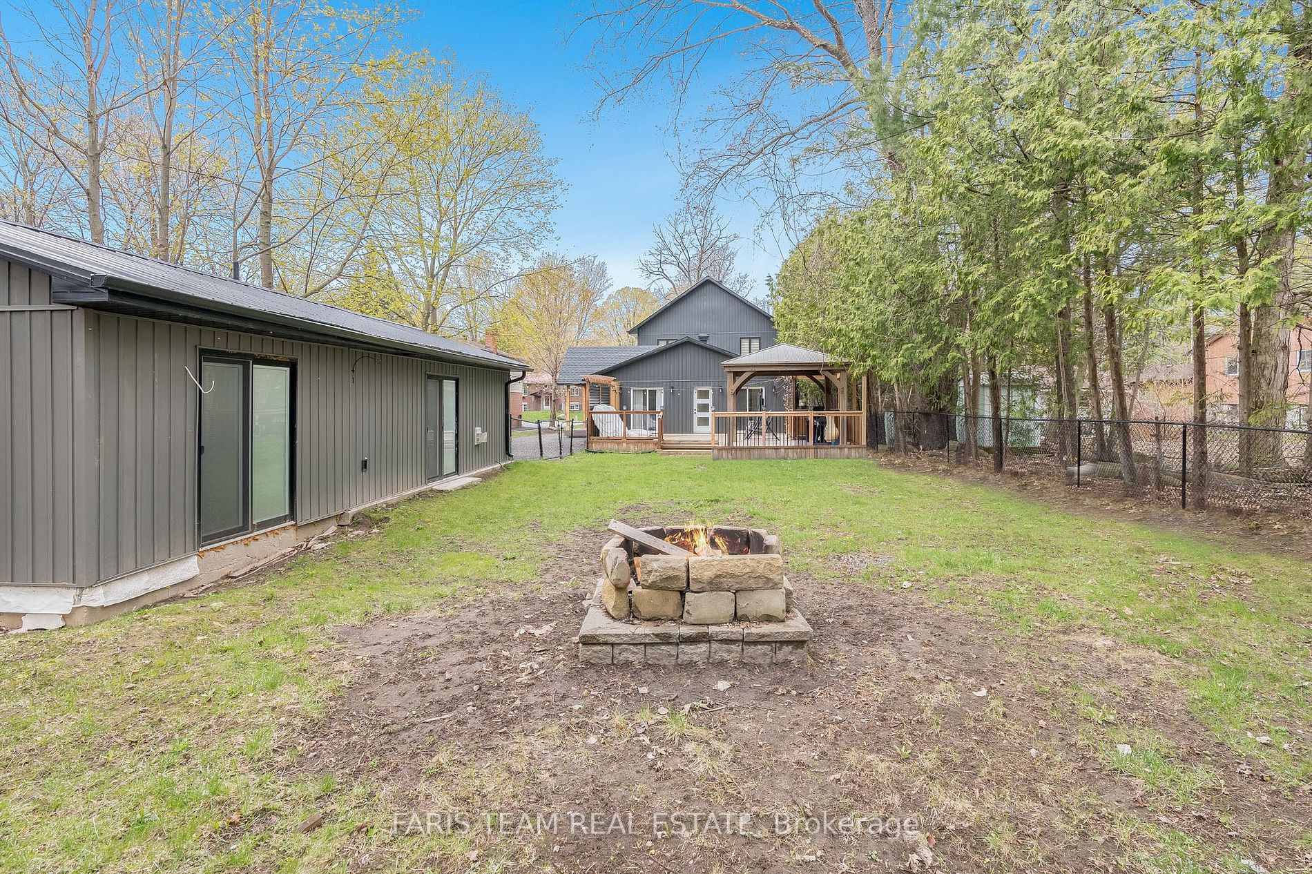 2041 Lilac Dr