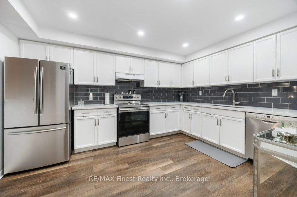 85 Wellington St W, #207