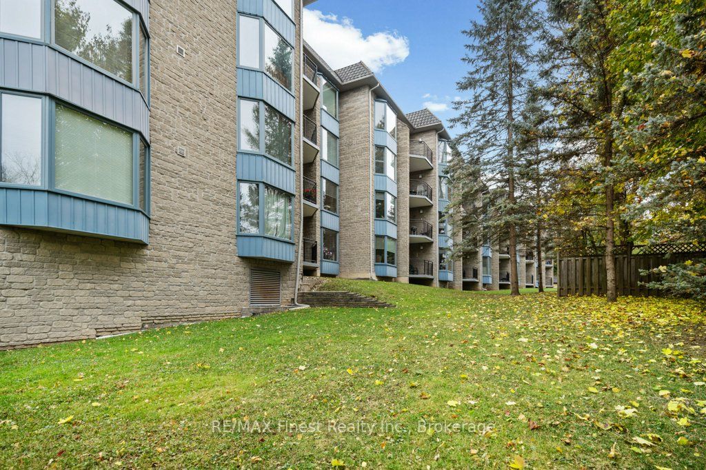 85 Wellington St W, #207