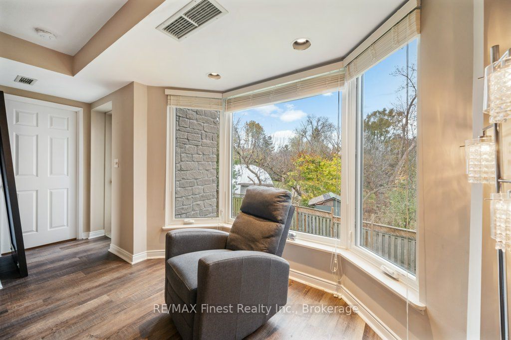 85 Wellington St W, #207
