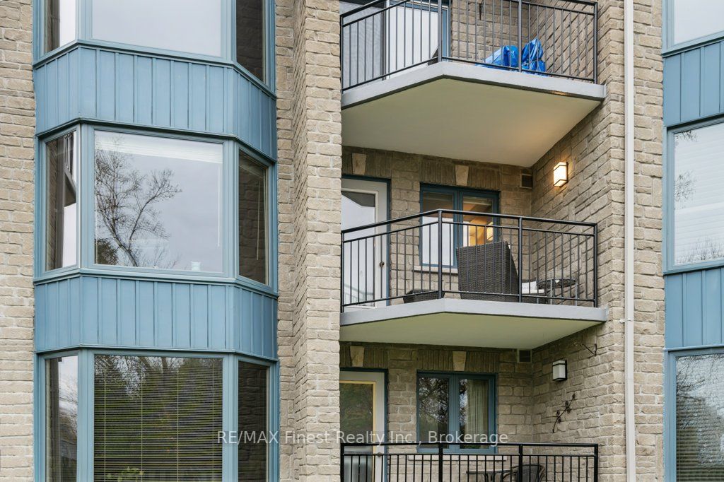 85 Wellington St W, #207
