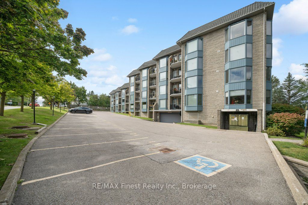 85 Wellington St W, #207