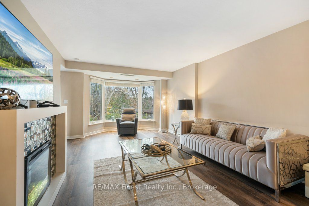 85 Wellington St W, #207