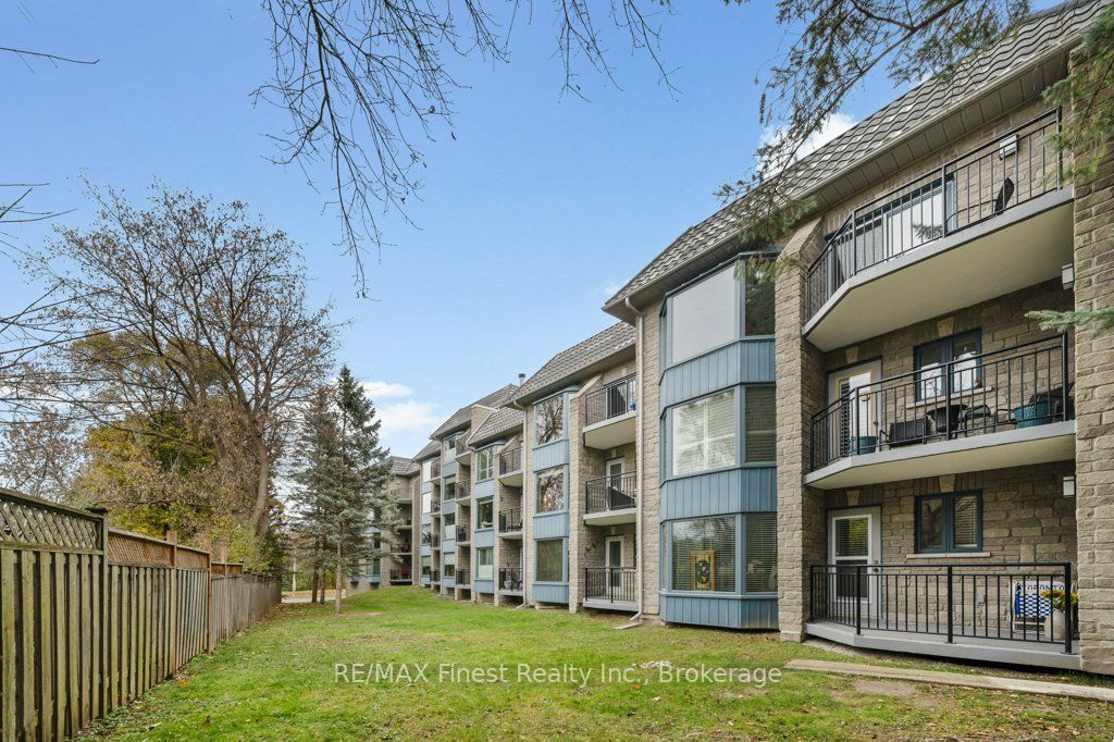 85 Wellington St W, #207