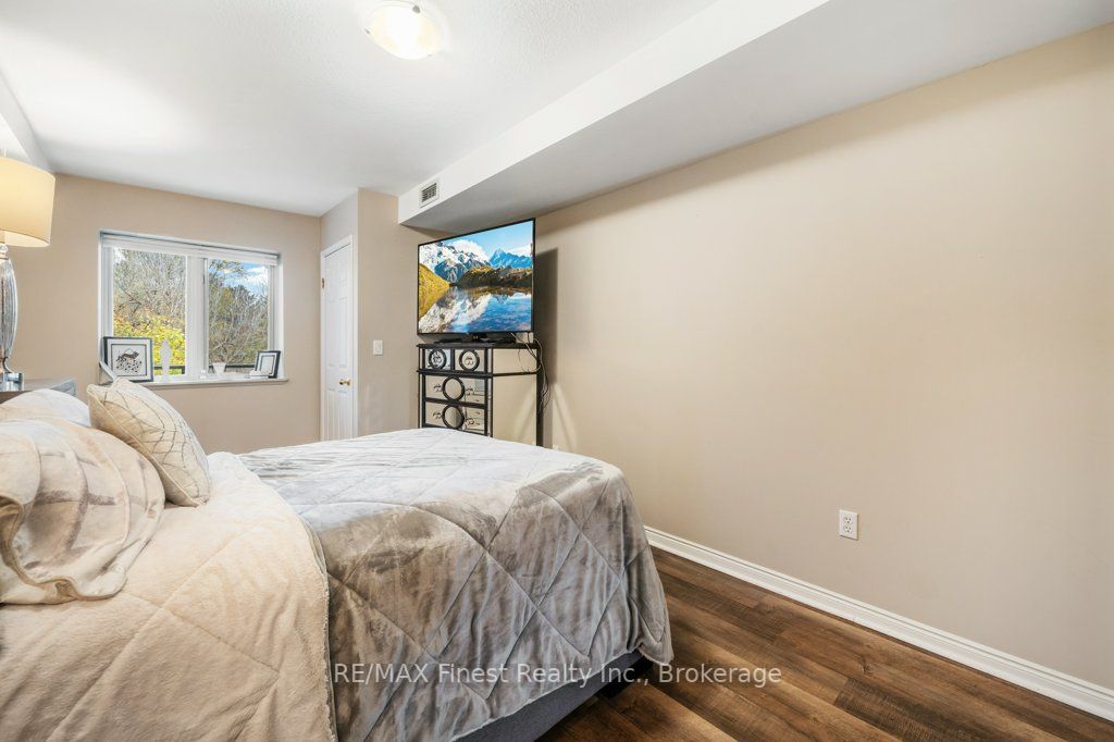85 Wellington St W, #207