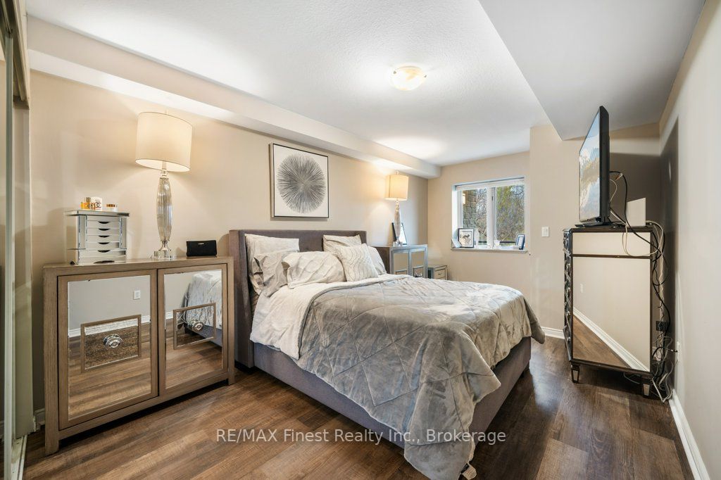 85 Wellington St W, #207