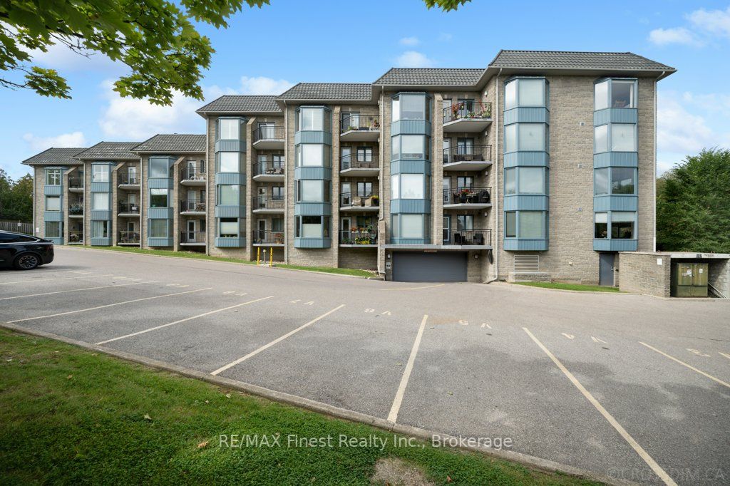 85 Wellington St W, #207