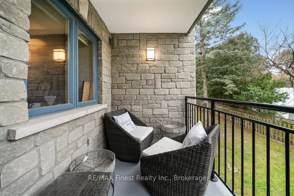 85 Wellington St W, #207