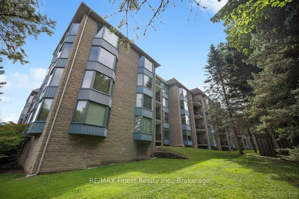 85 Wellington St W, #207