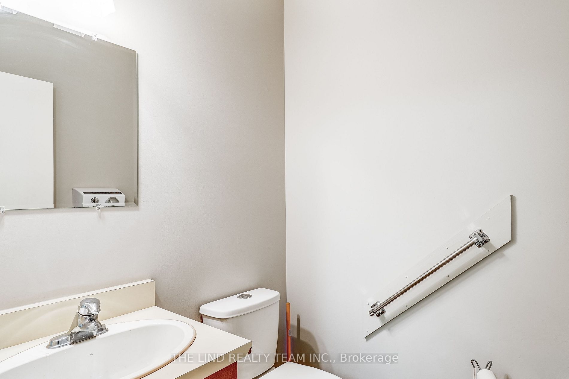 15017 Yonge St, #201