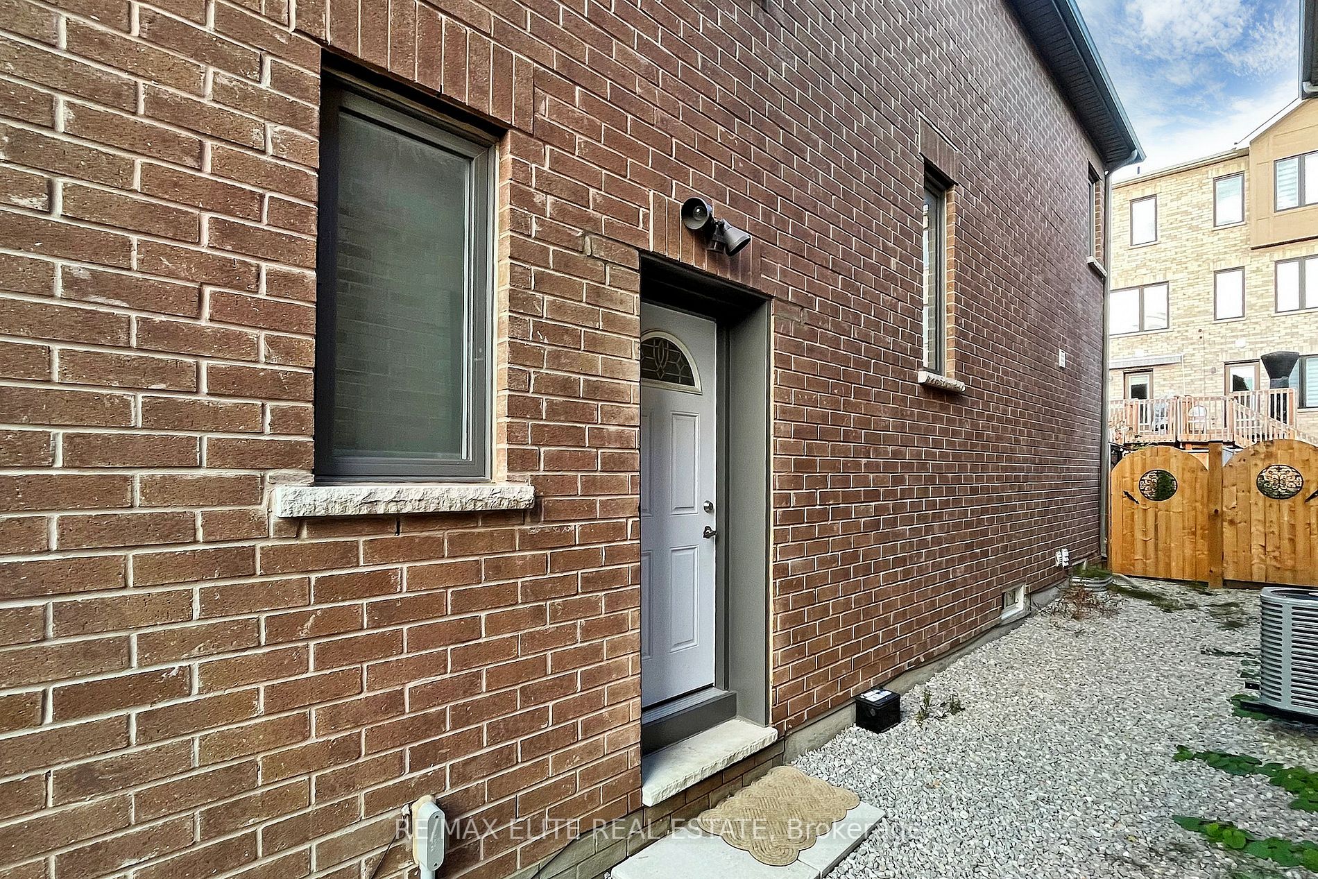 125 Vantage Loop St