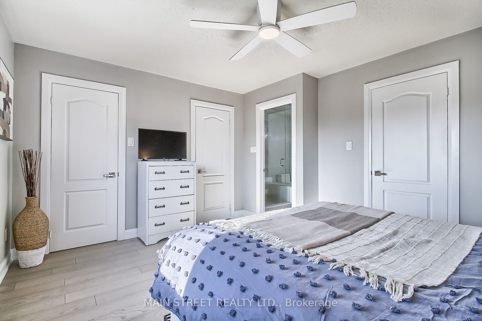 504 Heddle Cres