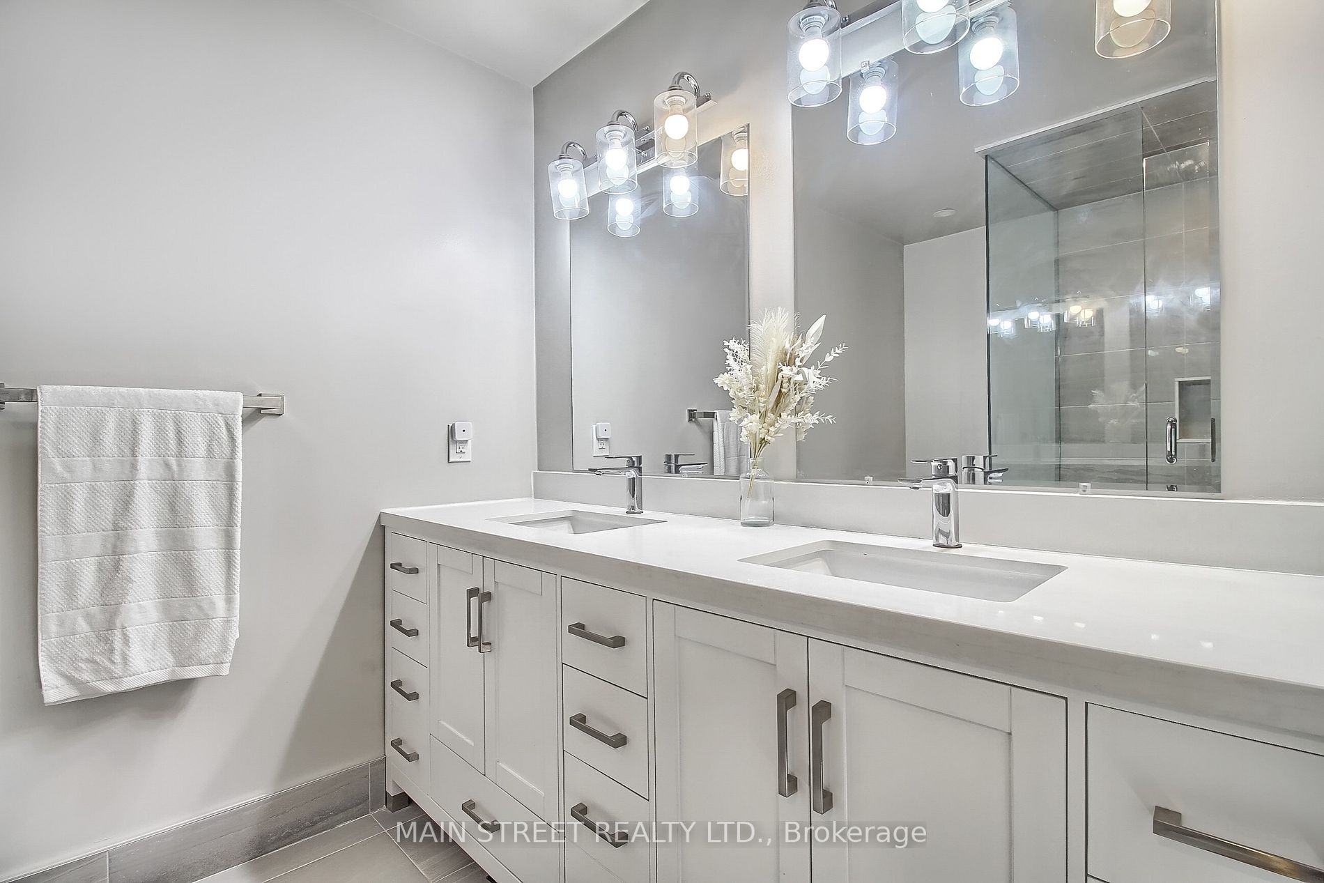 504 Heddle Cres