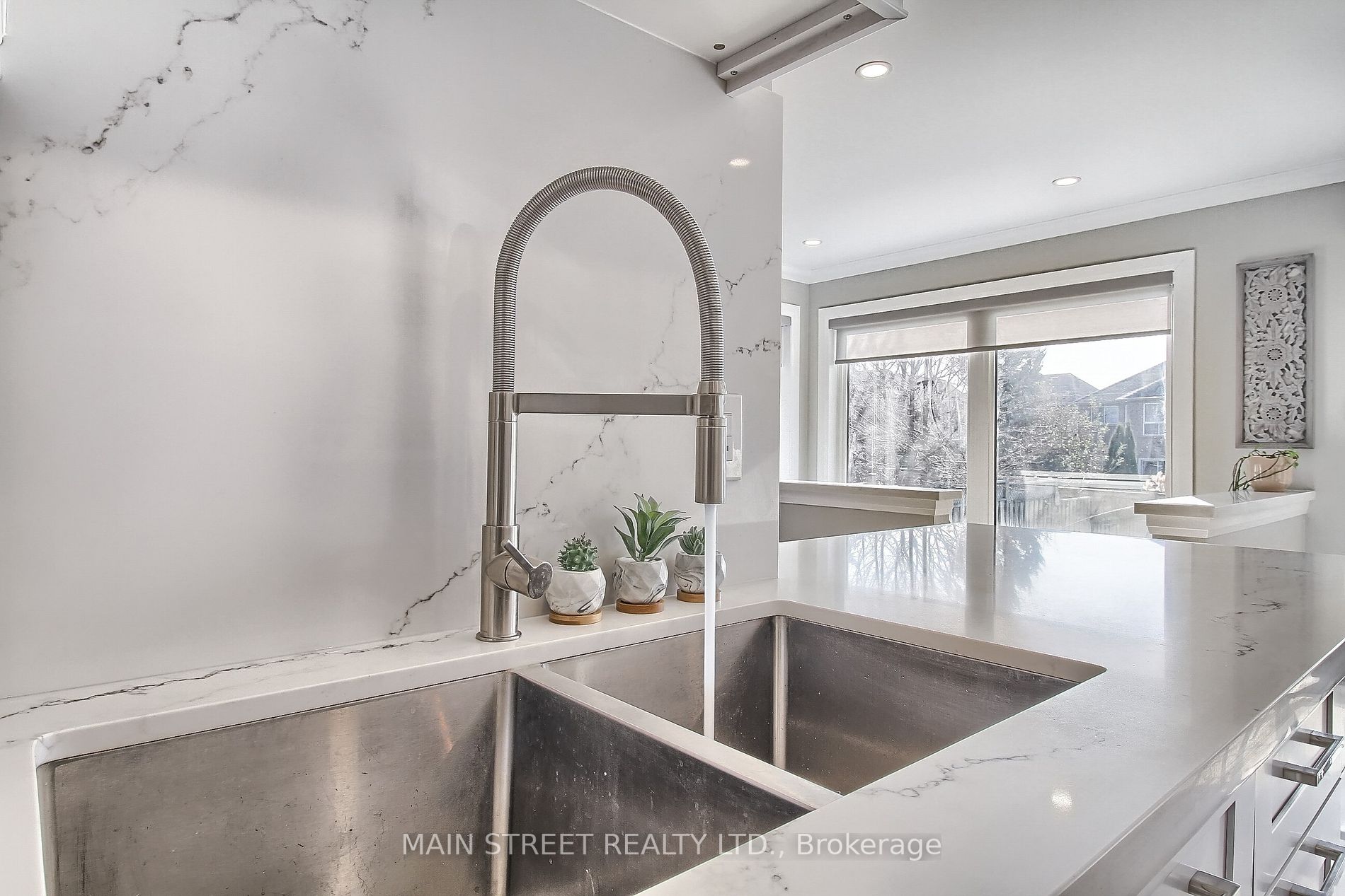 504 Heddle Cres