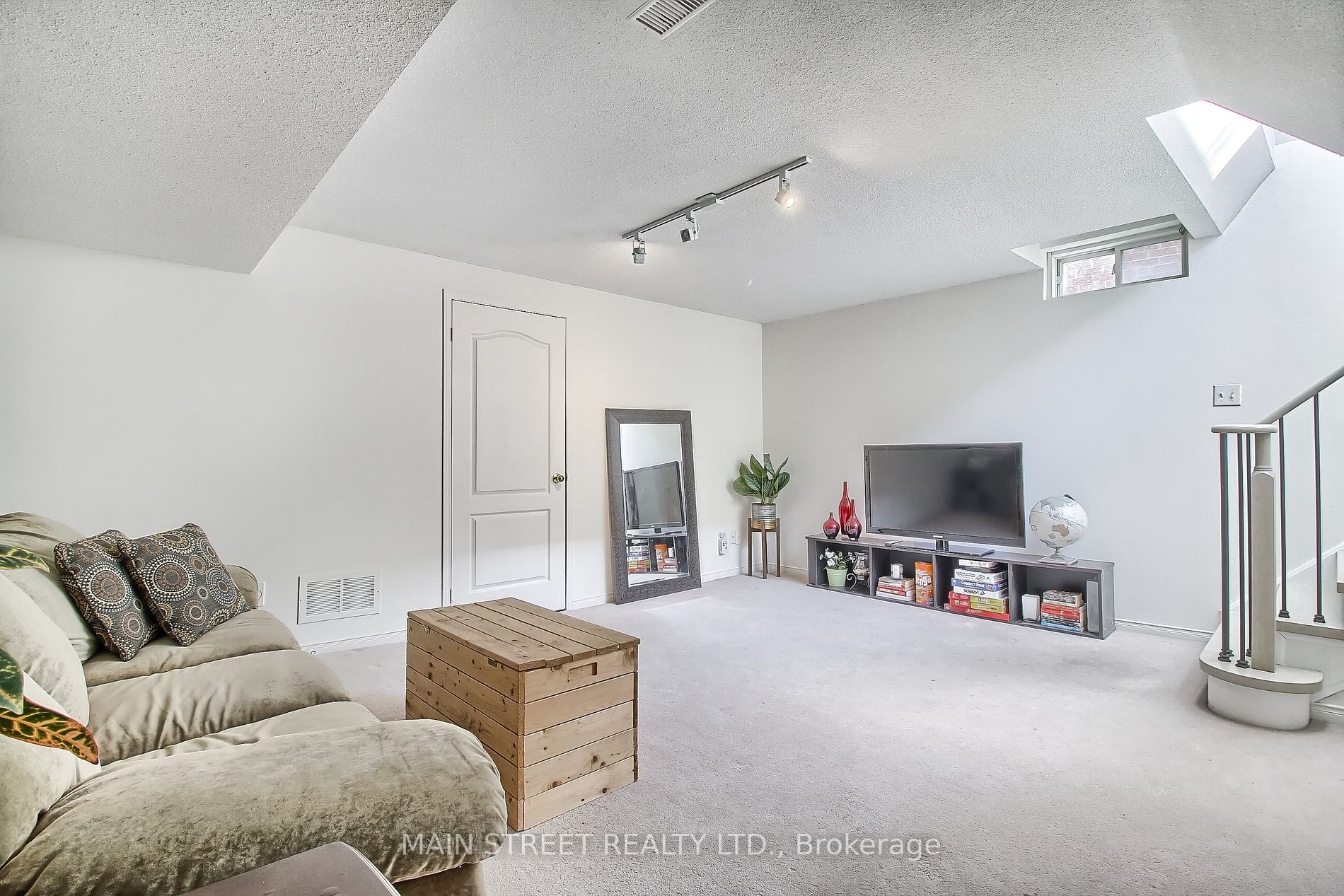 504 Heddle Cres