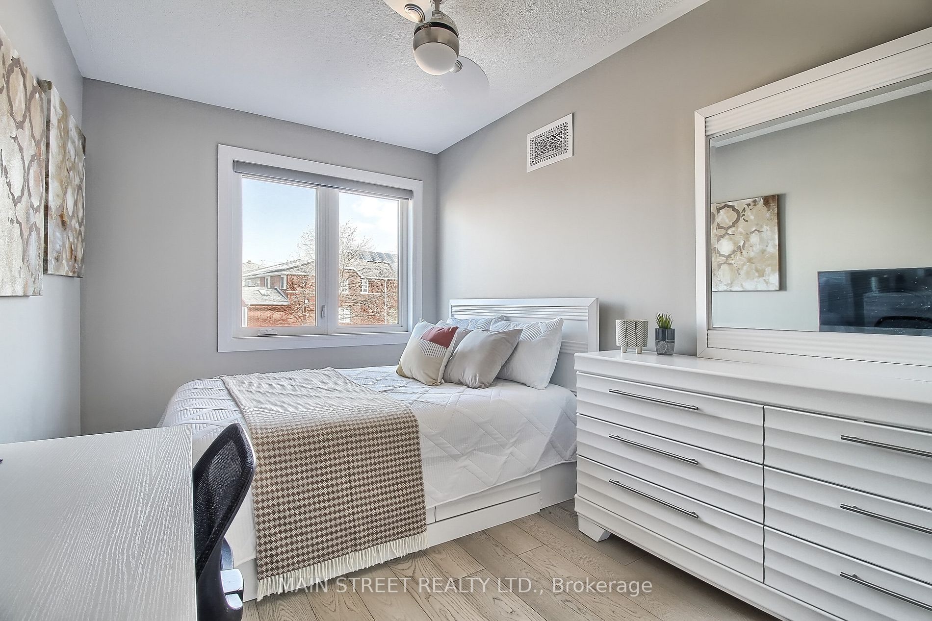 504 Heddle Cres