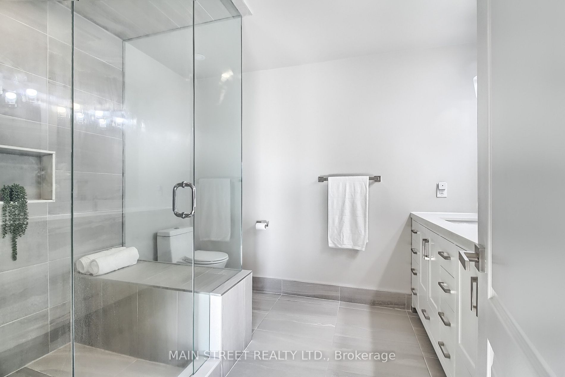 504 Heddle Cres