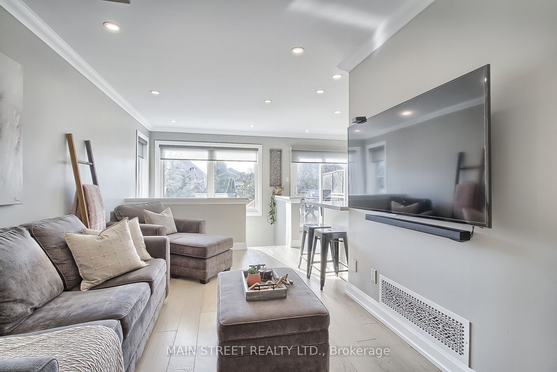 504 Heddle Cres