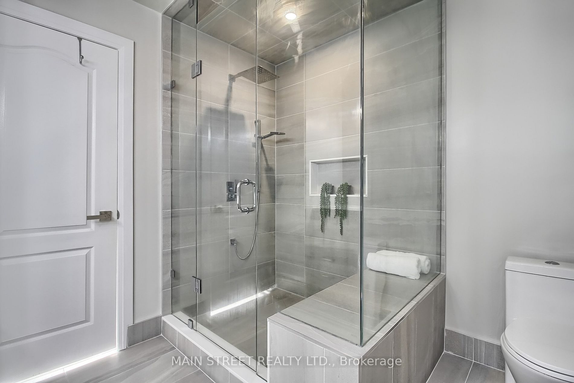 504 Heddle Cres