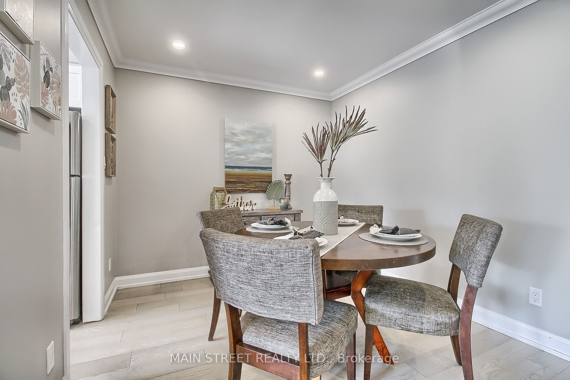 504 Heddle Cres