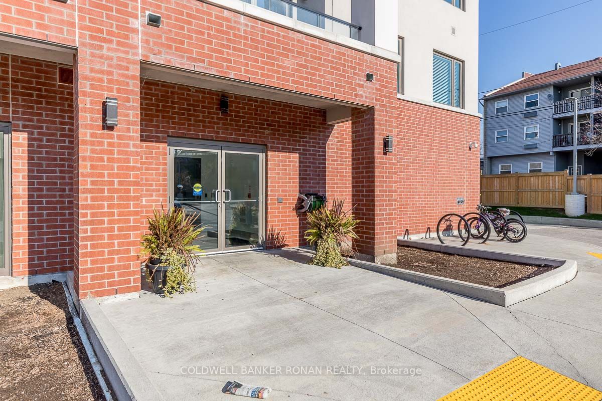 64 Queen St S, #508
