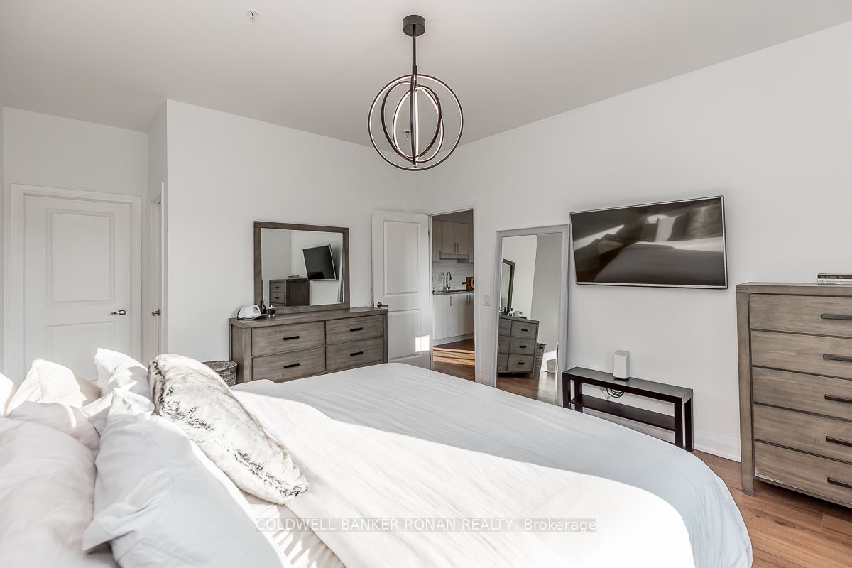 64 Queen St S, #508