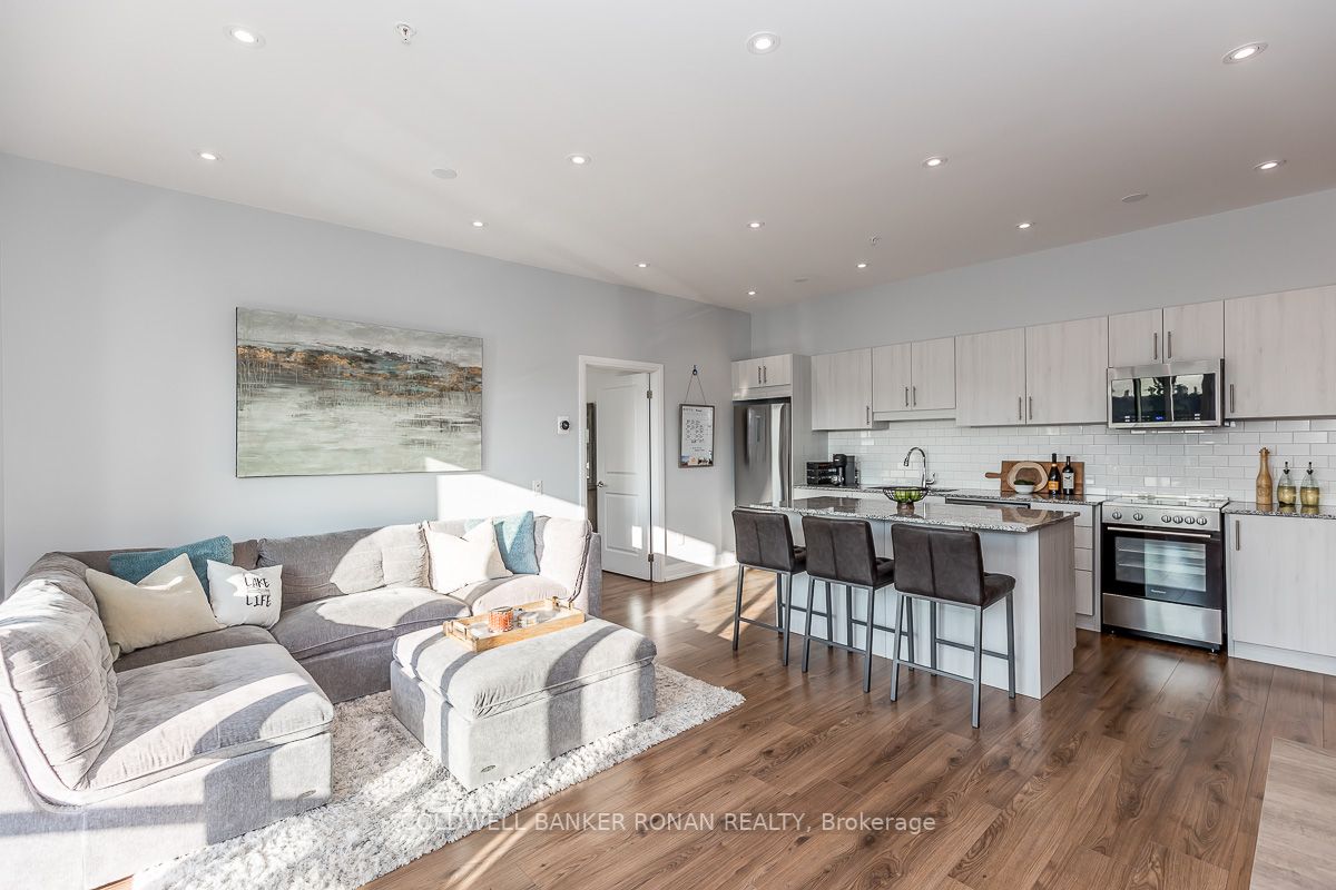 64 Queen St S, #508