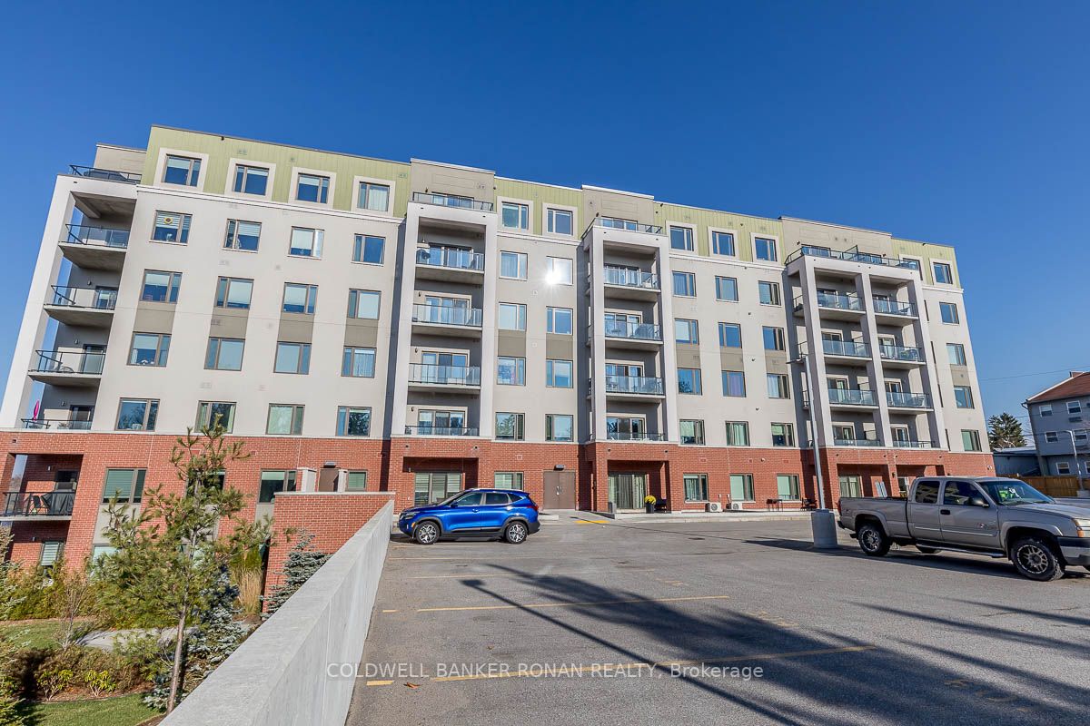64 Queen St S, #508