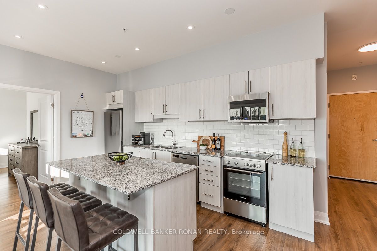 64 Queen St S, #508